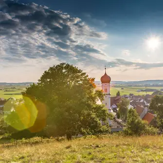 Landschaft bei Mindelheim im Unterallgäu mit Kirche, Wiesen und weiter Aussicht